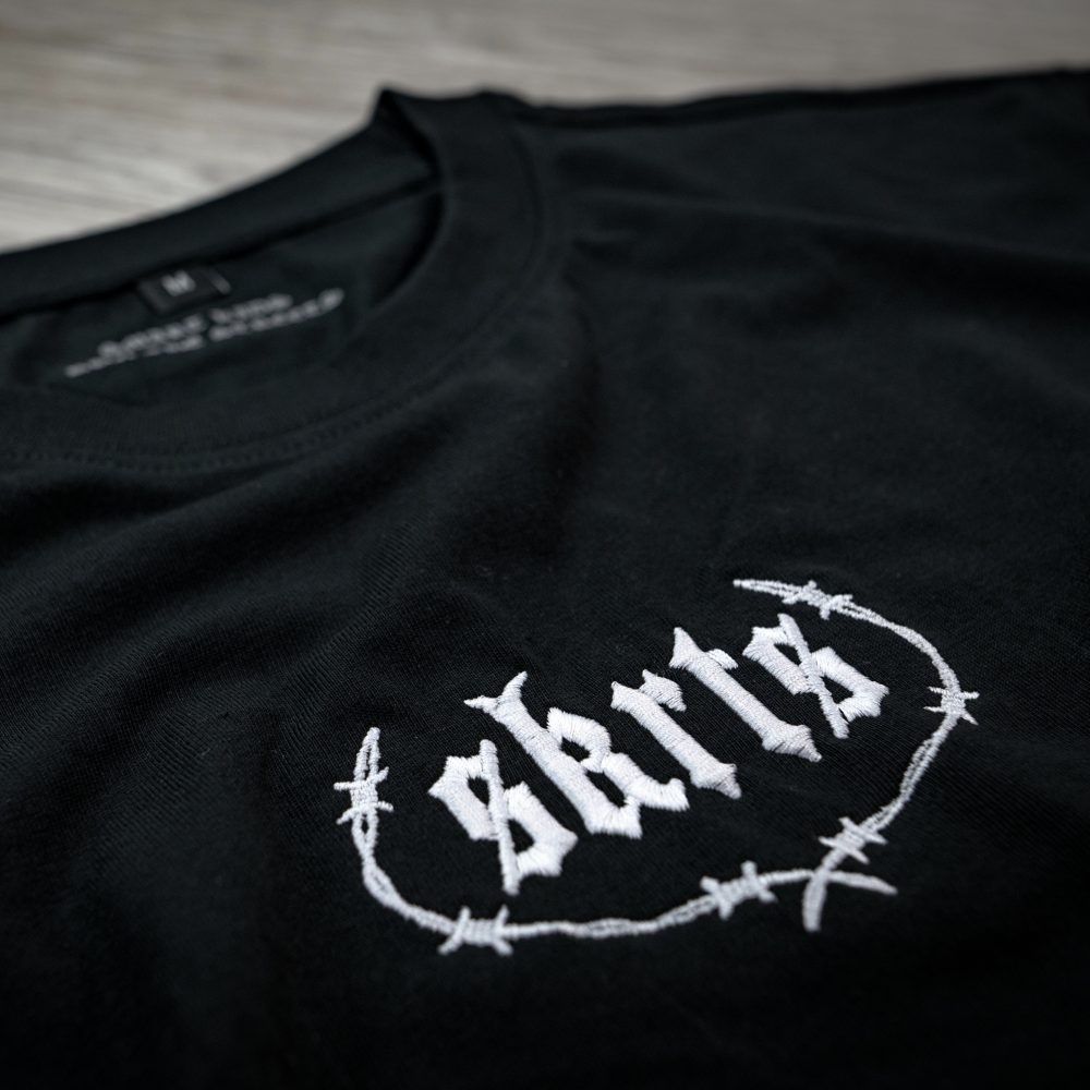 BARBWIRE LOGO SHIRT – skrts